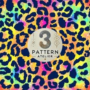 Puede incluir: Un vibrante diseño de estampado de leopardo en tonos azules, amarillos, rosas y verdes. La imagen incluye un logotipo circular con el número 3 y las palabras "PATTERN ATELIER".