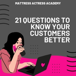 Könnte beinhalten: Eine Frau in einem rosa Hemd und einer Gesichtsmaske sitzt an einem rosa Schreibtisch mit einem Laptop. Der Laptop hat ein Herzsymbol auf dem Bildschirm. Der Text auf dem grauen Hintergrund lautet "21 FRAGEN, UM DEINE KUNDEN BESSER KENNEN ZU LERNEN" und "MATTRESS ACTRESS ACADEMY".