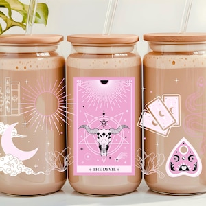 Vaso de cristal con forma de carta del tarot del diablo, vaso de cristal rosa para el tarot, vajilla mística, vaso de cristal de 16 oz con tapa de bambú, regalo de tarot para ella