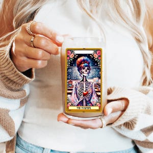 Copo com estampa de cartas de tarô - xícara de café gelado fofa com canudo, copo colorido e estético, copo com tema humorístico, Tarô do Professor