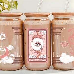 Vaso de cristal con la carta del Tarot del Mago, taza de café helado místico de 473 ml, vaso de cristal con tapa de bambú, regalo de bruja para ella, artículos espirituales