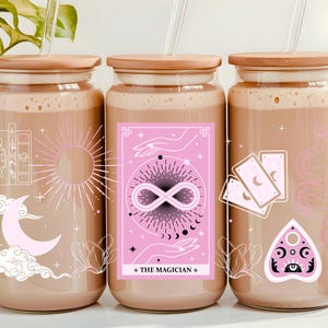 Vaso de cristal con forma de carta de tarot The Magician, vaso de cristal rosa para tarot, vajilla mística, vaso de cristal de 16 oz con tapa de bambú, regalo de tarot para ella