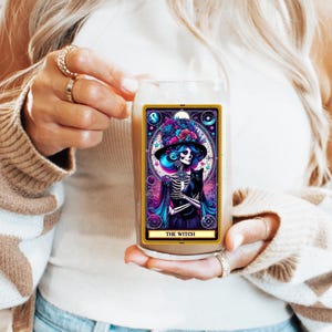 Copo com estampa de cartas de tarô da bruxa - xícara de café gelado fofa com canudo, copo colorido e estético, copo com bebida humorística, a bruxa
