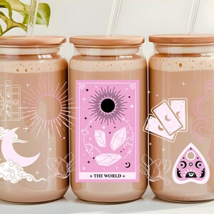 Vaso con forma de carta del Tarot del Mundo, vaso de cristal rosa para el Tarot, vajilla mística, vaso de cristal de 16 oz con tapa de bambú, regalo de Tarot para ella