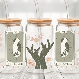 Lata de cristal con los Arcanos Mayores del Tarot de los Enamorados - Taza con pajita y collage de cartas del Tarot - Taza de café helado con adivinación en tonos tierra - Regalo de bruja