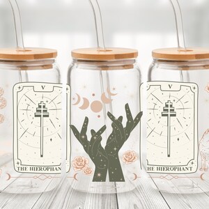 Lata de cristal de los Arcanos Mayores del Tarot del Hierofante - Taza con pajita y collage de cartas del Tarot - Taza de café helado con adivinación en tonos tierra - Regalo de bruja