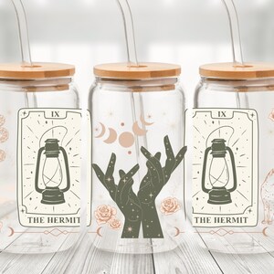 Lata de cristal de Arcanos Mayores del Tarot El Ermitaño - Taza con pajita y collage de cartas del Tarot - Taza de café helado con adivinación en tonos tierra - Regalo de bruja