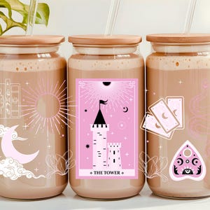 Vaso de cristal con forma de carta del tarot The Tower, vaso de cristal rosa para el tarot, vajilla mística, vaso de cristal de 16 oz con tapa de bambú, regalo de tarot para ella