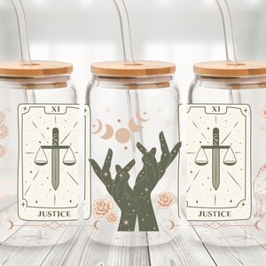 Lata de cristal con los Arcanos Mayores del Tarot de la Justicia - Vaso con pajita y collage de cartas del Tarot - Taza de café helado con adivinación en tonos tierra - Regalo de bruja