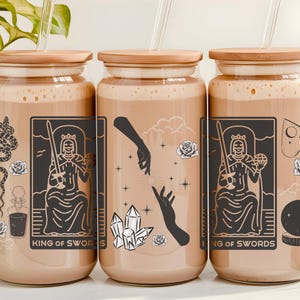 Lata de cristal con los Arcanos Menores del Tarot Rey de Espadas - Vaso con pajita y collage de cartas del Tarot - Taza de café helado para adivinación - Regalo gótico de bruja
