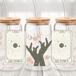 Lata de cristal con los Arcanos Mayores del Tarot Mundial - Taza con pajita y collage de cartas del Tarot - Taza de café helado con adivinación en tonos tierra - Regalo de bruja