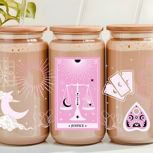 Vaso de cristal con forma de carta del tarot de la justicia, vaso de cristal rosa para el tarot, vajilla mística, vaso de cristal de 16 oz con tapa de bambú, regalo de tarot para ella