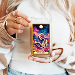 Copo com estampa de cartas de tarô do leitor - xícara de café gelado floral com canudo, copo estético colorido, copo com tema humorístico, tarô do leitor