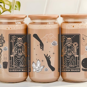 Lata de cristal con arcanos menores de la Reina de Bastos - Vaso con pajita para collage de cartas del tarot - Taza de café helado de adivinación - Regalo gótico de bruja
