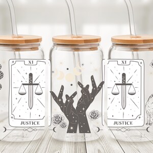 Lata de cristal con los Arcanos Mayores del Tarot de la Justicia - Vaso con pajita y collage de cartas del Tarot - Taza de café helado de adivinación - Regalo gótico de bruja