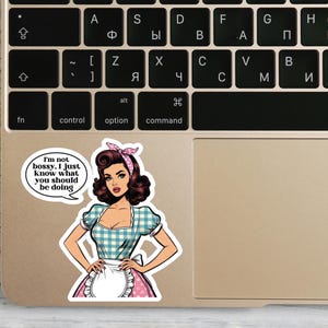 Adesivo "Non sono prepotente", adesivo in vinile "Casalinga vintage", adesivo con citazione retrò divertente per ragazze, adesivo per laptop impertinente, vibrazioni energiche da boss