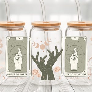 Lata de cristal con la Rueda de la Fortuna, Arcanos Mayores del Tarot - Taza con pajita y collage de cartas del Tarot - Taza de café helado con adivinación en tonos tierra - Regalo de bruja