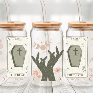 Lata de cristal con diseño de Arcanos Mayores del Tarot - Vaso con pajita y collage de cartas del Tarot - Taza de café helado con adivinación en tonos tierra - Regalo de bruja