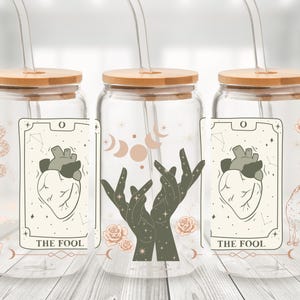 Lata de cristal de los Arcanos Mayores del Tarot de El Loco - Taza con pajita y collage de cartas del Tarot - Taza de café helado con adivinación en tonos tierra - Regalo de bruja