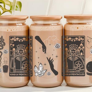 Lata de cristal de los Arcanos Menores del Rey de Oros - Taza con pajita para collage de cartas del Tarot - Taza de café helado de adivinación - Regalo gótico de bruja
