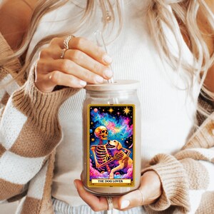 Copo de café gelado com canudo para amantes de cães, com estampa de cartas de tarô, copo colorido e estético, copo humorístico para amantes de cães