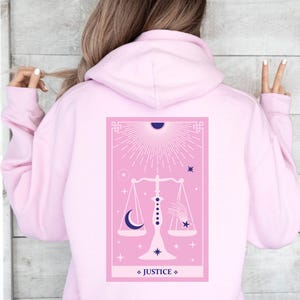 Sudadera con capucha de Tarot de la justicia, sudadera espiritual rosa, sudadera con capucha con gráficos celestiales, suéter cómodo de astrología, regalo de tarot místico