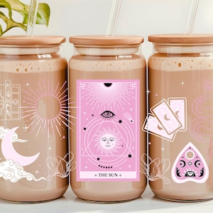 Vaso de cristal con forma de carta del Tarot The Sun, vaso de cristal rosa para el Tarot, vajilla mística, vaso de cristal de 16 oz con tapa de bambú, regalo de Tarot para ella