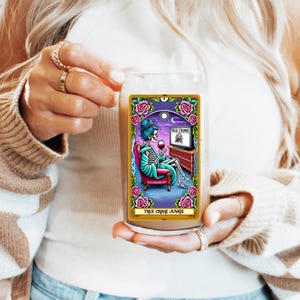Copo de vidro com estampa de cartas de tarô para show de crimes - xícara de café gelado engraçada com canudo, copo estético colorido, copo humorístico, viciado em crimes reais