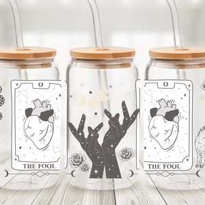 Lata de cristal con los Arcanos Mayores del Tarot de El Loco - Taza con pajita y collage de cartas del Tarot - Taza de café helado de adivinación - Regalo gótico de bruja