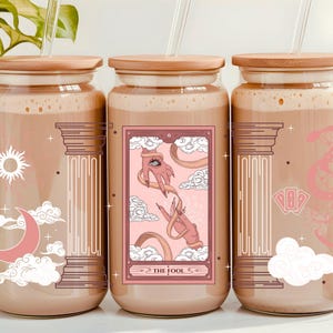Vaso de cristal con la carta del Tarot del Loco, taza de café helado místico de 473 ml, vaso de cristal con tapa de bambú, regalo de bruja para ella, artículos espirituales