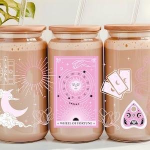 Vaso en forma de carta del tarot de la Rueda de la Fortuna, vaso de cristal rosa para el tarot, vajilla mística, vaso de cristal de 16 oz con tapa de bambú, regalo de tarot para ella