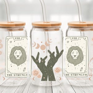 Lata de cristal con los Arcanos Mayores del Tarot de los Amantes de la Fuerza - Taza con pajita y collage de cartas del Tarot - Taza de café helado con adivinación en tonos tierra - Regalo de bruja