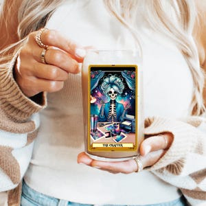 Copo de vidro com estampa de cartas de tarô Crafter - xícara de café gelado fofa com canudo, copo colorido e estético, copo de bebida com humor, The Crafter