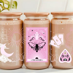 Vaso de cristal con forma de carta del tarot de los amantes, vaso de cristal rosa para el tarot, vajilla mística, vaso de cristal de 16 oz con tapa de bambú, regalo de tarot para ella