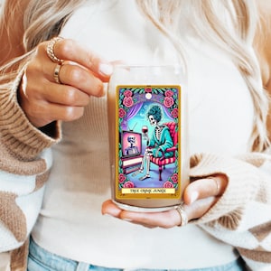 Copo com estampa de cartas de tarô True Crime - Copo de café gelado divertido com canudo, copo estético colorido, copo humorístico, viciado em True Crime