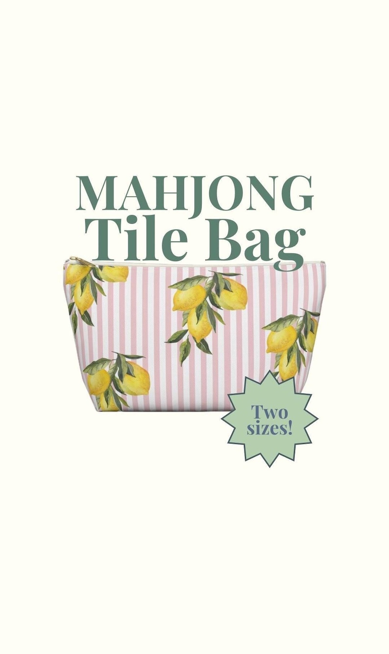 Puede incluir: Un bolso Mahjong Tile con un patr&oacute;n de rayas rosas y blancas, adornado con ilustraciones de limones amarillos. El bolso tiene cierre de cremallera y el texto "Two sizes!" est&aacute; en la imagen.