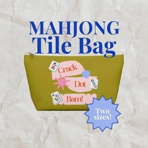 Peut inclure: Sac Mahjong Tile vert olive avec fermeture éclair. Le sac présente des graphiques de tuiles de Mahjong et les mots "Crack", "Dot" et "Bam!". Le texte "Mahjong Tile Bag" est en haut. Une étoile bleue dit "Two sizes!"