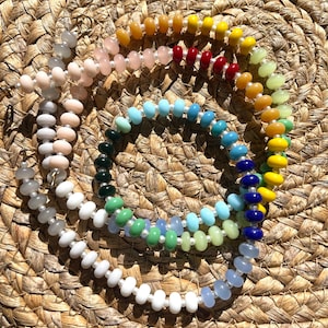 Collar de piedras preciosas de arcoíris con cuentas de caramelo, joyería llamativa colorida, hecho a mano, piedra antropogénica viral, accesorio de verano, regalo perfecto para ella, moderno