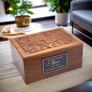 Urna para animais de estimação em jacarandá esculpido com flores: caixa de memórias gravada