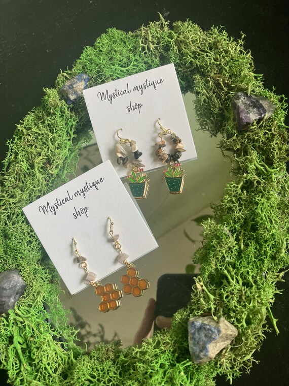 Gold plant & nature earrings