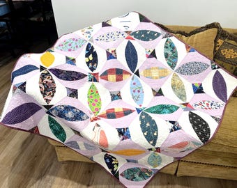 Trapunta patchwork floreale fatta a mano: copriletto boho viola, blu e nero