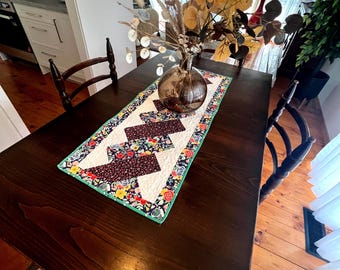 Camino de mesa de patchwork hecho a mano: decoración reversible tejida para el hogar