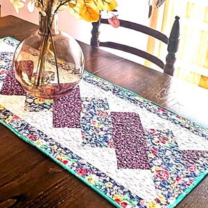 This project is perfect for adding a touch of charm to your dining table or thoughtful handmade gift. Follow  e process step by step, and discover how simple and enjoyable quilting can be. Get ready to impress your guests with your handmade creation