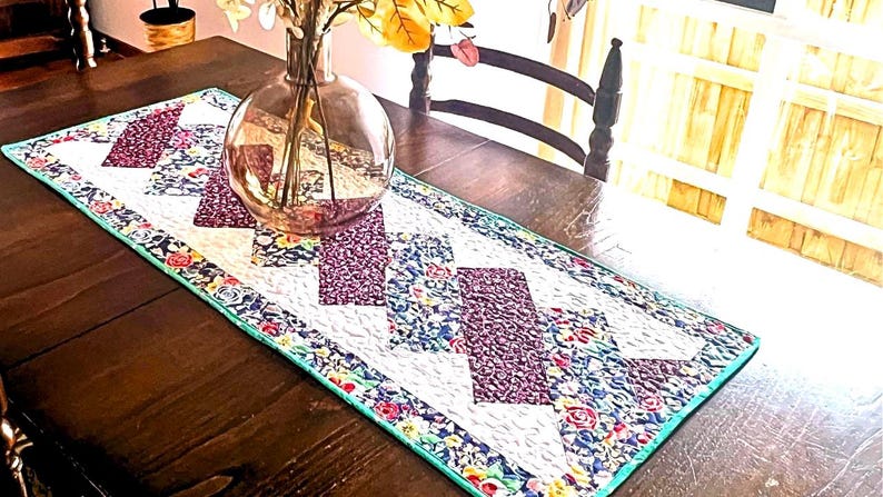 This project is perfect for adding a touch of charm to your dining table or thoughtful handmade gift. Follow  e process step by step, and discover how simple and enjoyable quilting can be. Get ready to impress your guests with your handmade creation