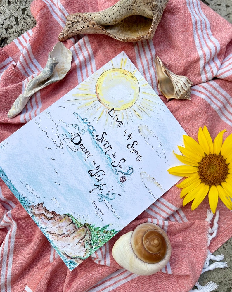 K&ouml;nnte beinhalten: Eine Aquarell-Illustration einer Sonne, Wolken und Wellen mit dem Text "Live in the Sunshine, Swim in the Sea, Drink the Wild Air." Der Text "Poppy Wilde Emerson" ist ebenfalls im Bild enthalten.