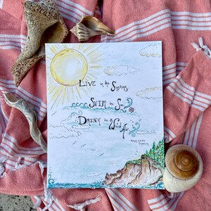 K&ouml;nnte beinhalten: Eine Aquarellillustration eines sonnigen Himmels mit Wolken und einem Zitat, das lautet: "Lebe im Sonnenschein, schwimme im Meer, trinke die wilde Luft." Das Zitat wird Ralph Waldo Emerson zugeschrieben.