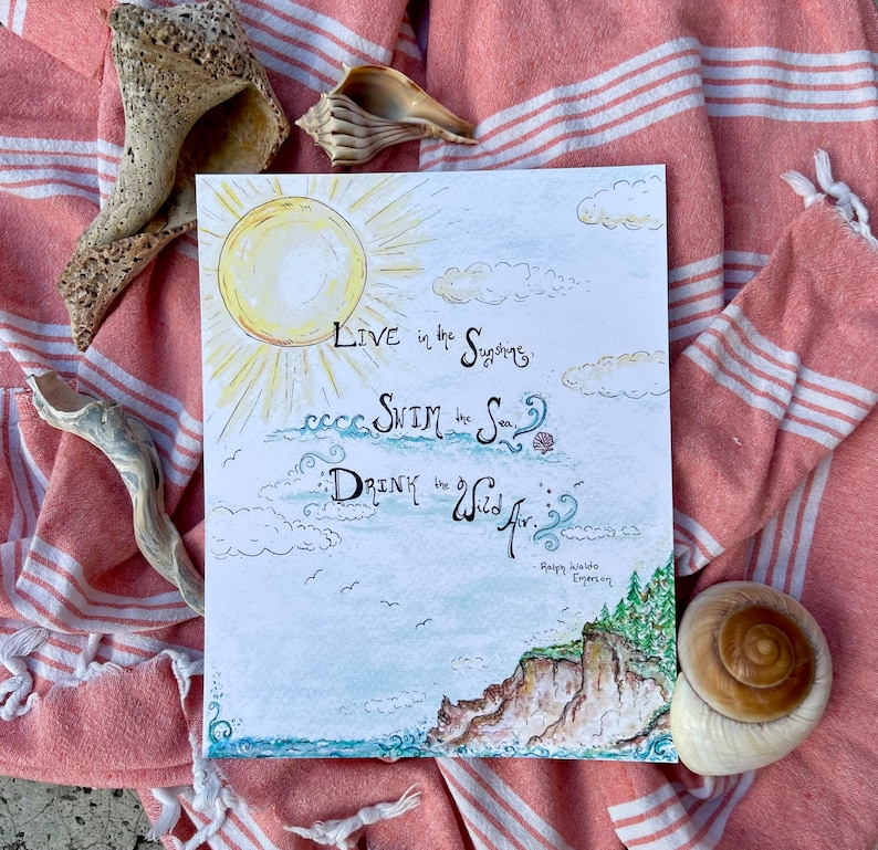 K&ouml;nnte beinhalten: Eine Aquarellillustration eines sonnigen Himmels mit Wolken und einem Zitat, das lautet: "Lebe im Sonnenschein, schwimme im Meer, trinke die wilde Luft." Das Zitat wird Ralph Waldo Emerson zugeschrieben.