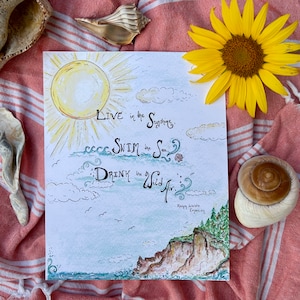 K&ouml;nnte beinhalten: Eine Aquarell-Illustration einer Sonne, Wolken und Meereswellen mit dem Text "Live in the Sunshine, Swim the Sea, Drink the Wild Air." Das Zitat wird Ralph Waldo Emerson zugeschrieben.