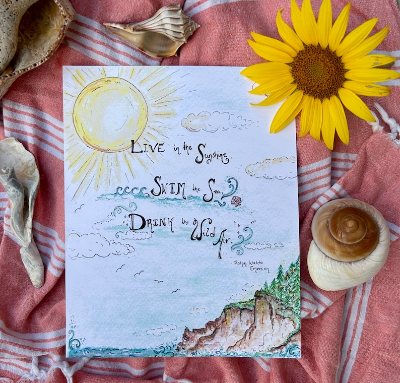 K&ouml;nnte beinhalten: Eine Aquarell-Illustration einer Sonne, Wolken und Meereswellen mit dem Text "Live in the Sunshine, Swim the Sea, Drink the Wild Air." Das Zitat wird Ralph Waldo Emerson zugeschrieben.