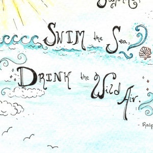 K&ouml;nnte beinhalten: Aquarell-Illustration einer Sonne, Wolken, Wellen und V&ouml;gel mit dem Text "LIVE in the Sunshine, SWIM the Sea, DRINK the Wild Air. - Ralph Waldo Emerson".